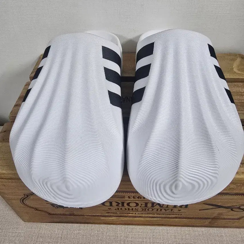 [BUNJANG] Adidas Adilette White Slides (235mm) / 아디다스 아딜렛  화이트 235
