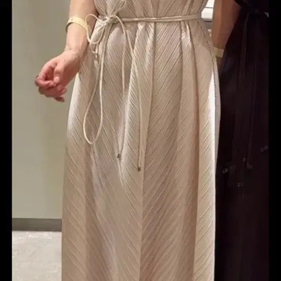 [BUNJANG] Jade Mong Pleats Glow Herring Strap Sleeveless Dress Silver / 제이드몽 플리츠 글로우 헤링스트랩 나시원피스 실버(택0)