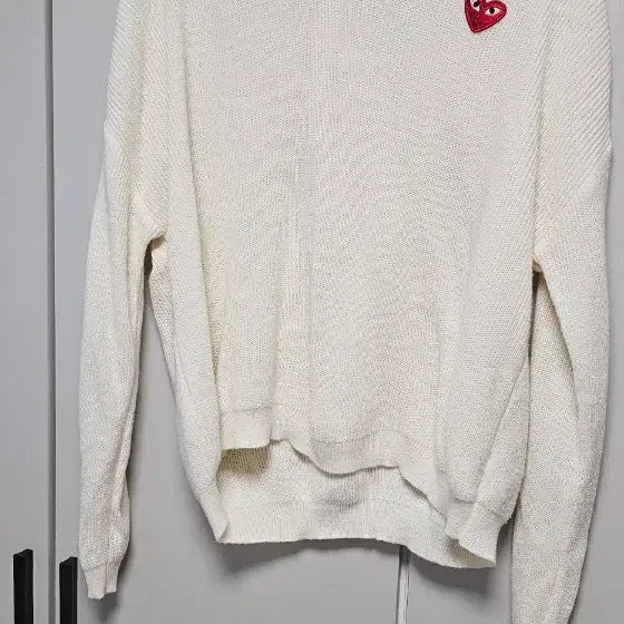 [BUNJANG] Heart Logo V-Neck Sweater - Ivory / 하트 스웨터 아이보리