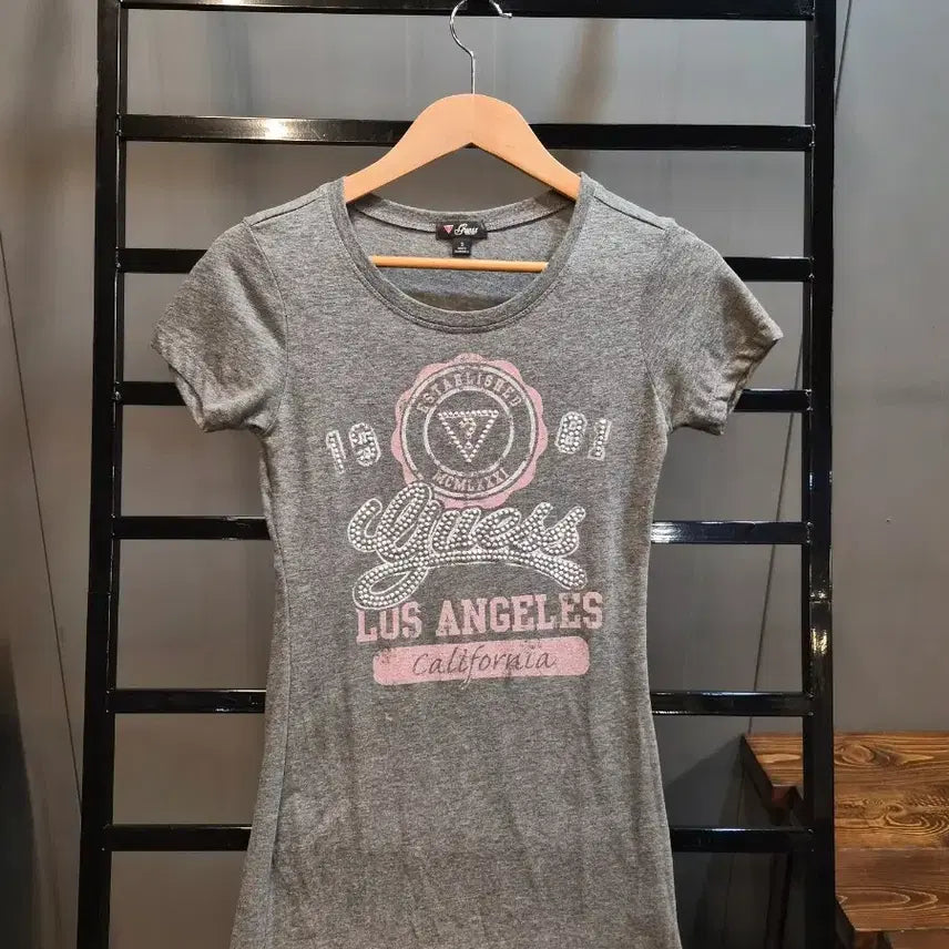 [BUNJANG] Guess Cubic Logo Short Sleeve T-Shirt Grey / [S] 게스 GUESS 큐빅 로고 프린팅 반팔 티셔츠 그레이 1.9