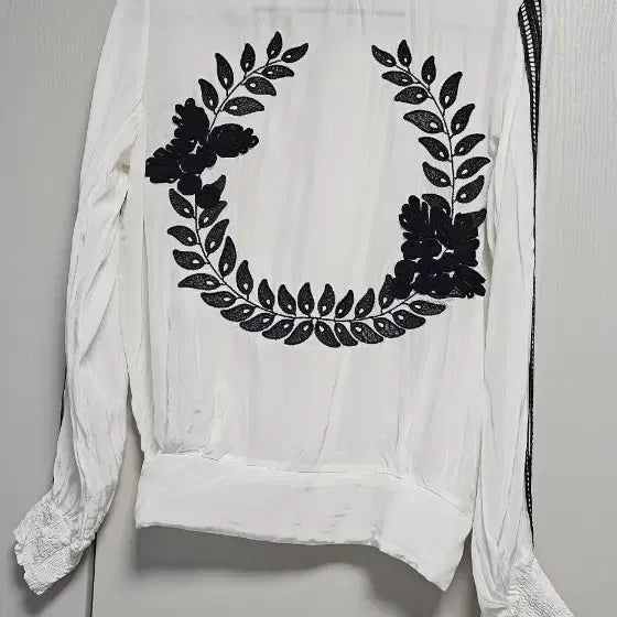 [BUNJANG] White Embroidered Blouse with Black Accents / 블라우스 화이트 블랙 자수