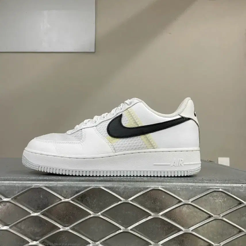 [BUNJANG] Nike Air Force 1 '07 LV8 White (260mm) / 나이키 에어포스1 07 LV8 화이트 260