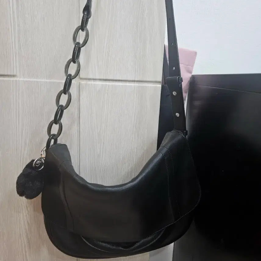 [BUNJANG] Matinkim Black Leather Crossbody Bag with Chain Strap / 마뗑킴 블랙 크로스 숄더백 체인 스트랩