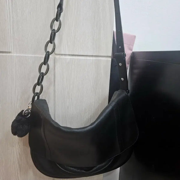 [BUNJANG] Matinkim Black Leather Crossbody Bag with Chain Strap / 마뗑킴 블랙 크로스 숄더백 체인 스트랩