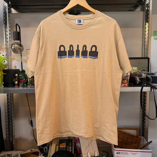 [BUNJANG] TRUE Master Lock Parody Graphic T-Shirt / TRUE 마스터락 패러디 자물쇠 키 그래픽 티셔츠