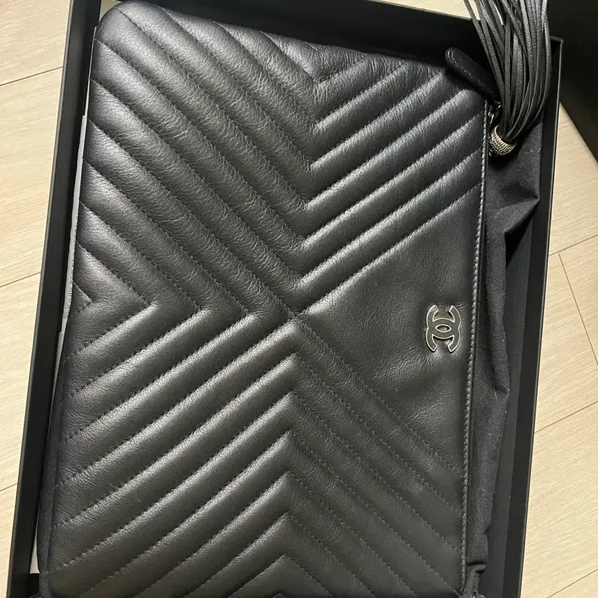 [BUNJANG] Chanel Lambskin Chevron Tassel Large Clutch Bag Black / 샤넬 A84470 쉐브론 태슬 클러치 블랙