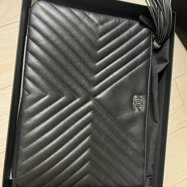 [BUNJANG] Chanel Lambskin Chevron Tassel Large Clutch Bag Black / 샤넬 A84470 쉐브론 태슬 클러치 블랙