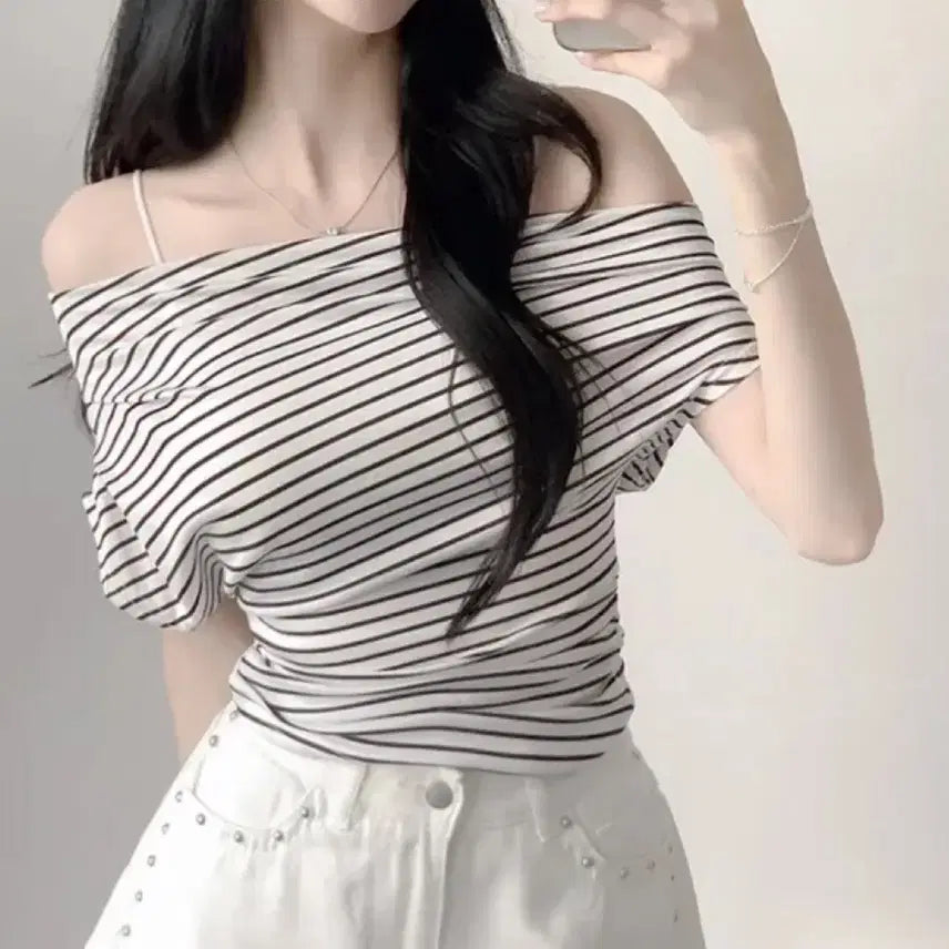 [BUNJANG] Off-Shoulder Striped Short-Sleeve T-Shirt / 오프숄더 단가라 반팔티 |  에이블리 옷 처분