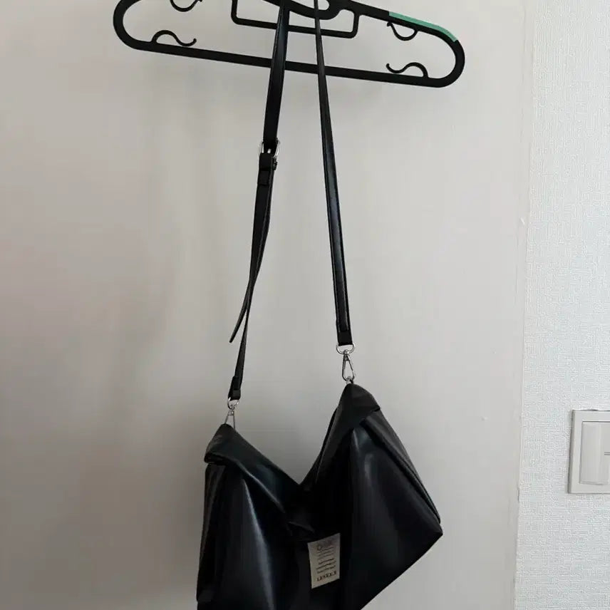 [BUNJANG] RheniBee Black Crossbody Bag / 레니비 블랙 크로스백 가방