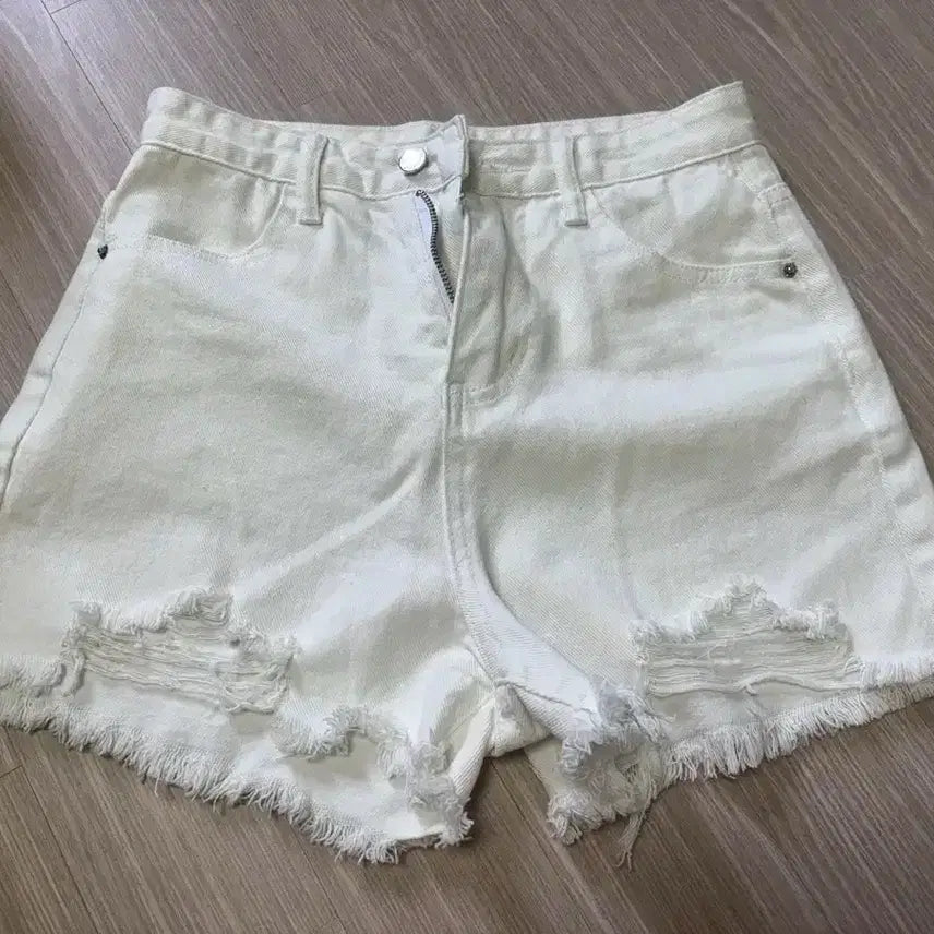 [BUNJANG] White High-Waisted Distressed Denim Shorts / 반바지