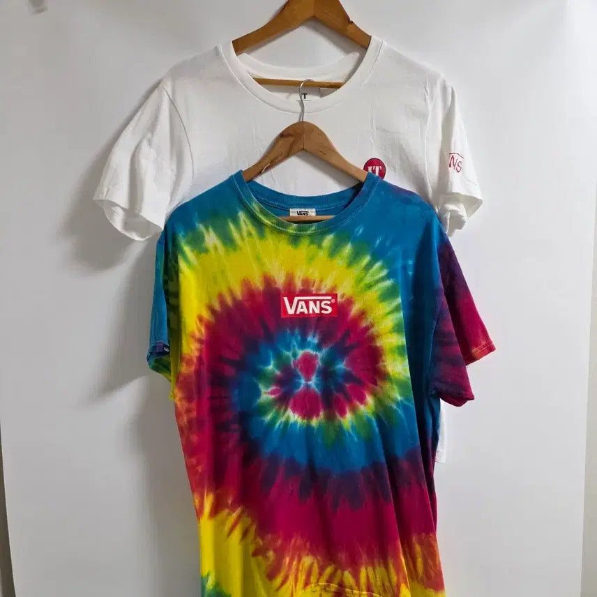 [BUNJANG] Vans Tie-Dye Box Logo & IT Collaboration Short-Sleeve T-Shirt Bundle Set (2 Items) / [일괄/묶음] 반스 타이다이 박스로고 + 반스 x 영화 IT(그것) 콜라보 반팔 2종 세트