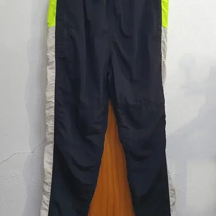 [BUNJANG] LifeWork Neon Line Color-Block Nylon Jogger Pants Black L / 라이프워크 네온 라인 배색 나일론 조거 팬츠 블랙 L (32~34)