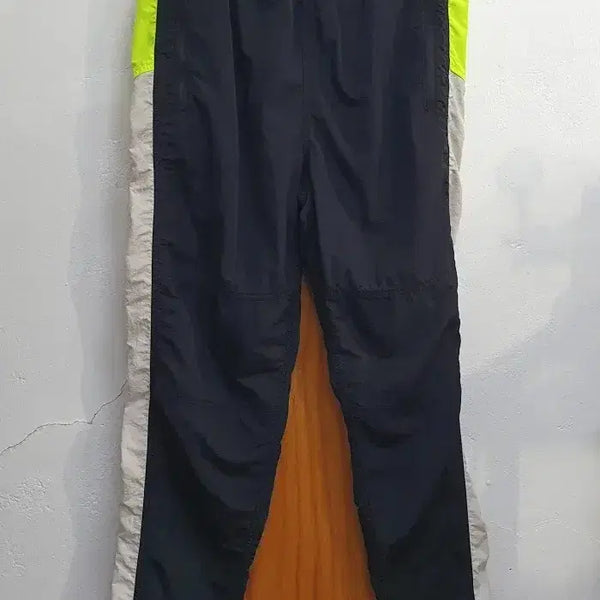 [BUNJANG] LifeWork Neon Line Color-Block Nylon Jogger Pants Black L / 라이프워크 네온 라인 배색 나일론 조거 팬츠 블랙 L (32~34)