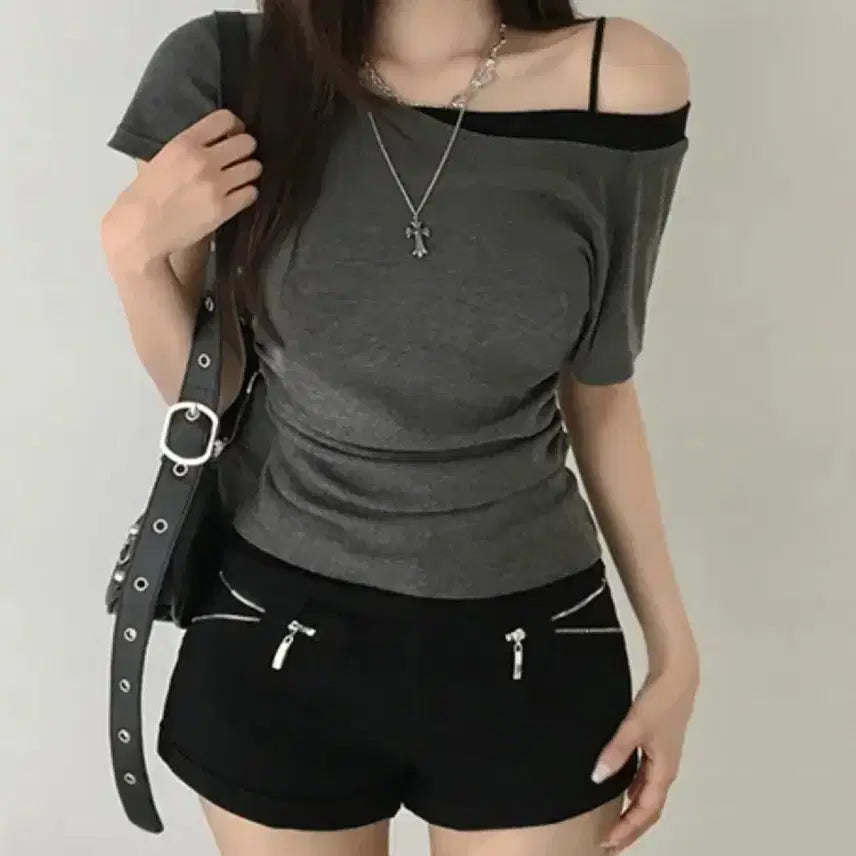 [BUNJANG] Asymmetrical One-Shoulder Shirring T-Shirt / 언발 원숄더 셔링 티셔츠 | 에이블리 옷 처분