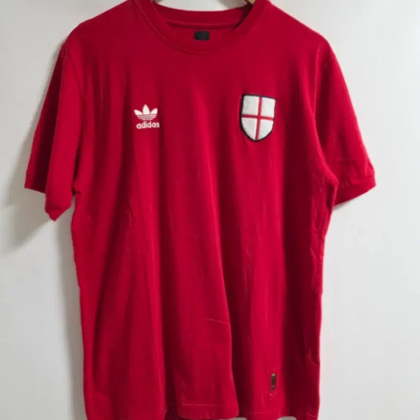 [BUNJANG] Adidas Originals 1974 World Cup England Trophy Patch Short Sleeve T-Shirt XL / [105/XL] 아디다스 1974 월드컵 잉글랜드 트로피 와펜 반팔티 (블록코어/올드스쿨)