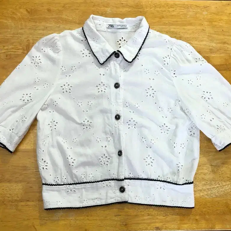 [BUNJANG] Zara White Black Color Block Punching Blouse / ZARA 자라 블라우스 화이트 블랙 배색 펀칭