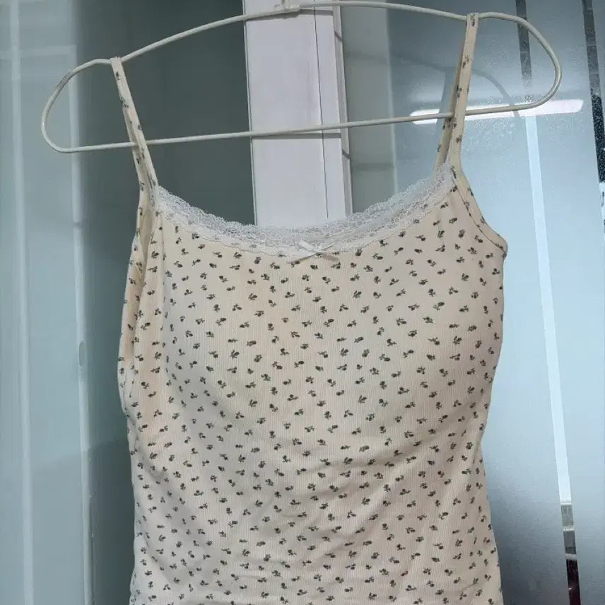 [BUNJANG] Floral Sleeveless Top with Built-in Bra / 꽃무늬 민소매 캡내장 나시
