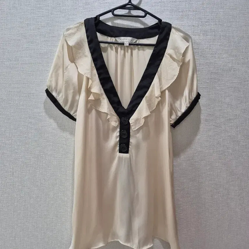 [BUNJANG] Color Block Frill Blouse / 블라우스 베이지 블랙 배색 프릴
