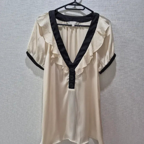 [BUNJANG] Color Block Frill Blouse / 블라우스 베이지 블랙 배색 프릴