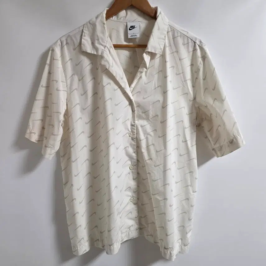 [BUNJANG] Nike All-Over Swoosh Short Sleeve Shirt White (L) / 나이키 올오버 스우시 화이트 반팔 셔츠 (L)