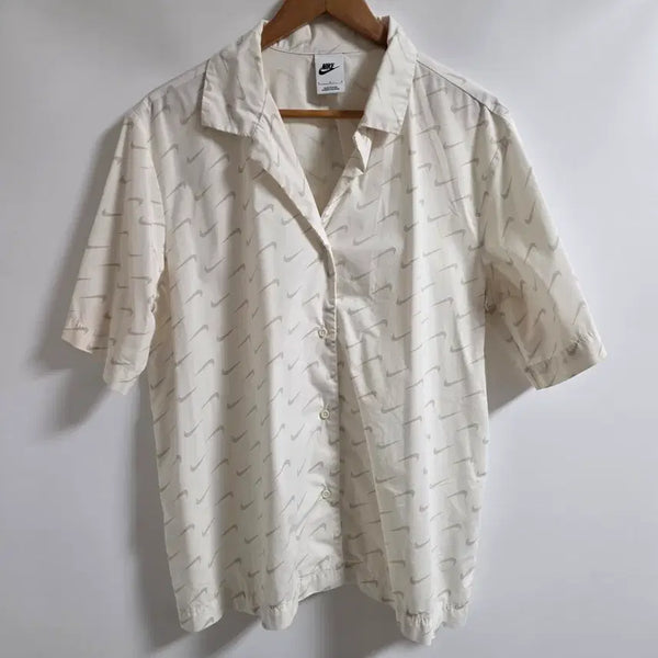 [BUNJANG] Nike All-Over Swoosh Short Sleeve Shirt White (L) / 나이키 올오버 스우시 화이트 반팔 셔츠 (L)