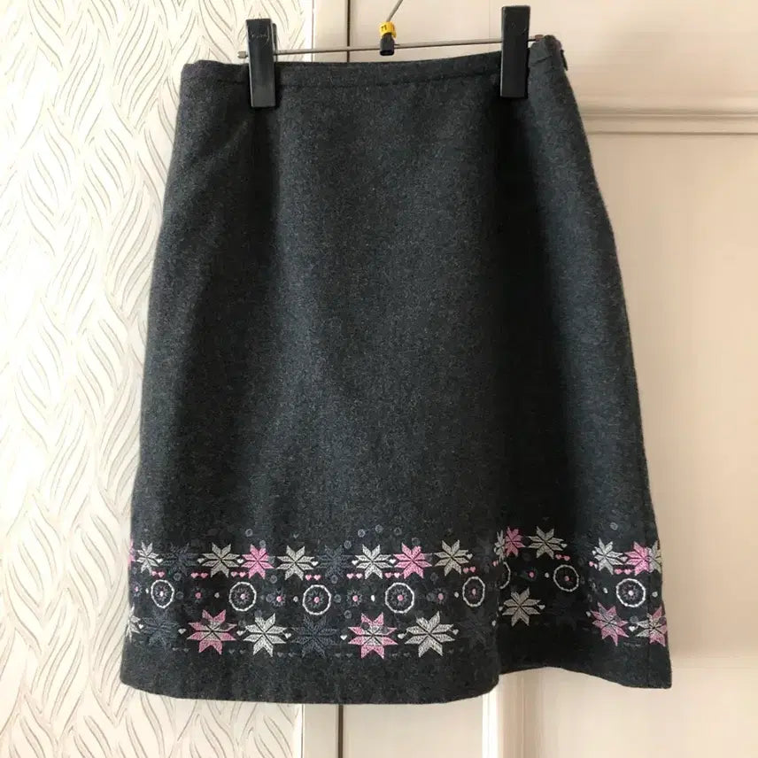 [BUNJANG] Snowflake Pattern A-Line Skirt / 눈꽃 패턴 스커트