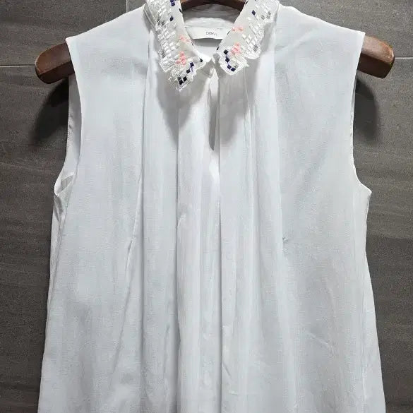 [BUNJANG] DEWL Embroidered Collar Shirring Sleeveless Blouse / DEWL 듀엘 ,  자수장식카라  셔링  슬리브리스  블라우스