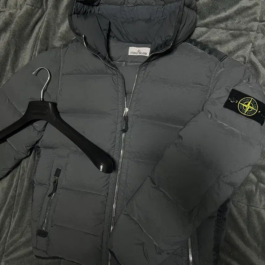 [BUNJANG] Stone Island 23FW Seamless Padded Jacket Dark Grey / [m] 23fw 스톤아일랜드 심리스 터널 패딩 다크그레이