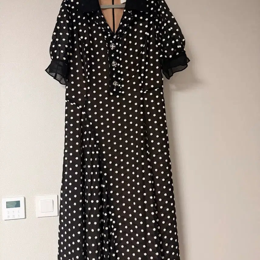 [BUNJANG] JJ JIGOTT Black Embroidered Dot A-Line Dress / JJ지고트 블랙 자수 도트 원피스