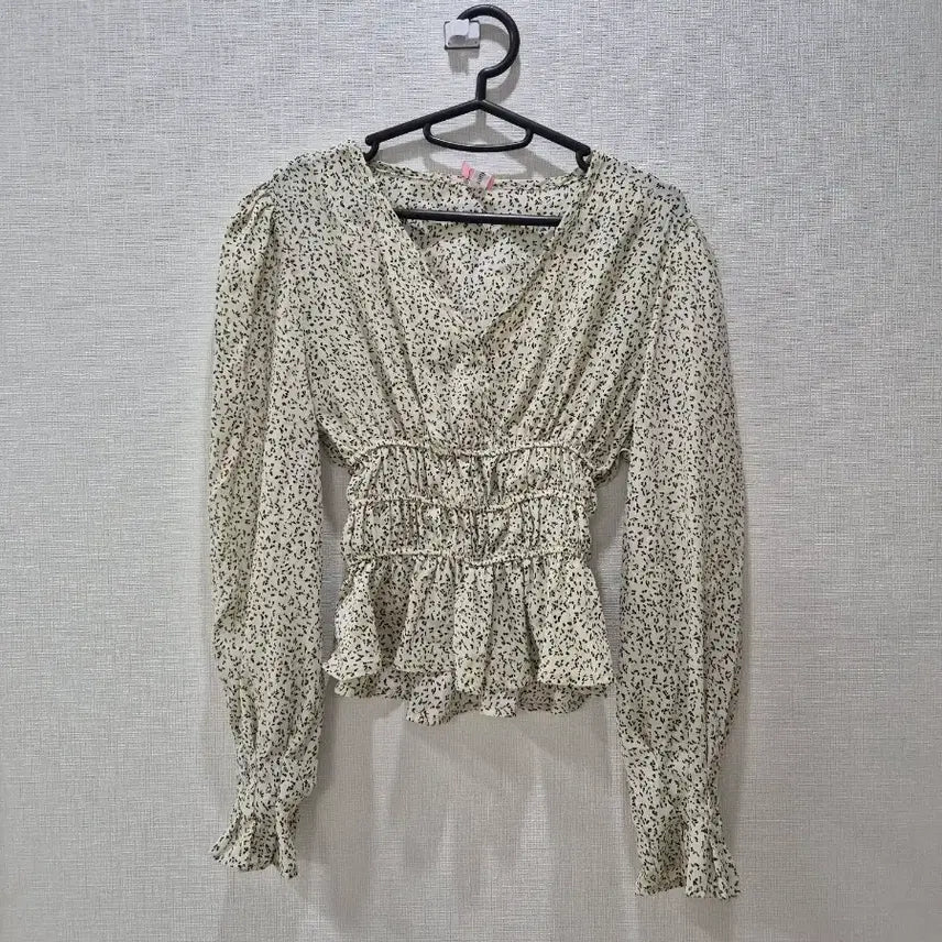 [BUNJANG] Cropped Flower Pattern Blouse with Ruffled Sleeves / 크롭 플라워 패턴 블라우스