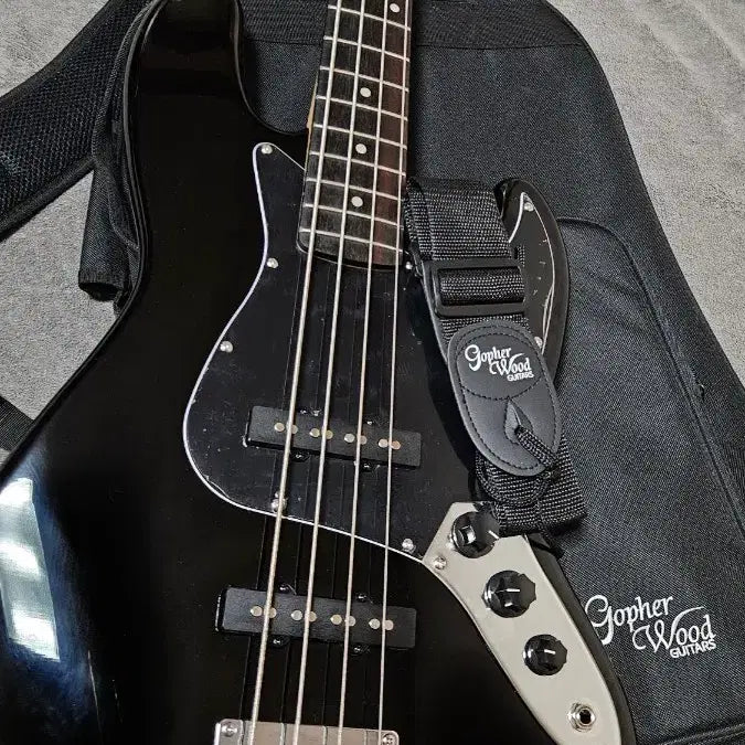 [BUNJANG] Gopherwood Bass Guitar (Nearly Unused) / 고퍼우드 베이스기타 거의미사용