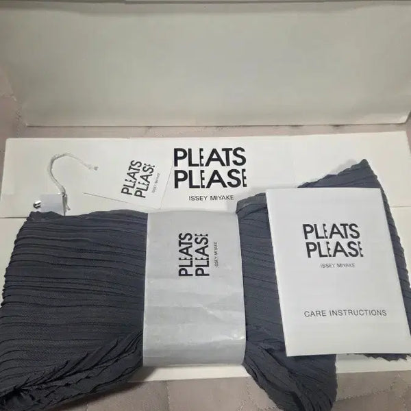 [BUNJANG] Pleats Please Scarf - New, Dark Grey / 플리츠 플리즈 스카프 새상품 진그레이