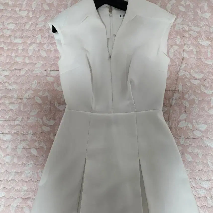 [BUNJANG] White Sleeveless Pleated Mini Dress / [폭탄세일] (막판세일가 / 무료배송) 화이트 민소매 플리츠 원피스