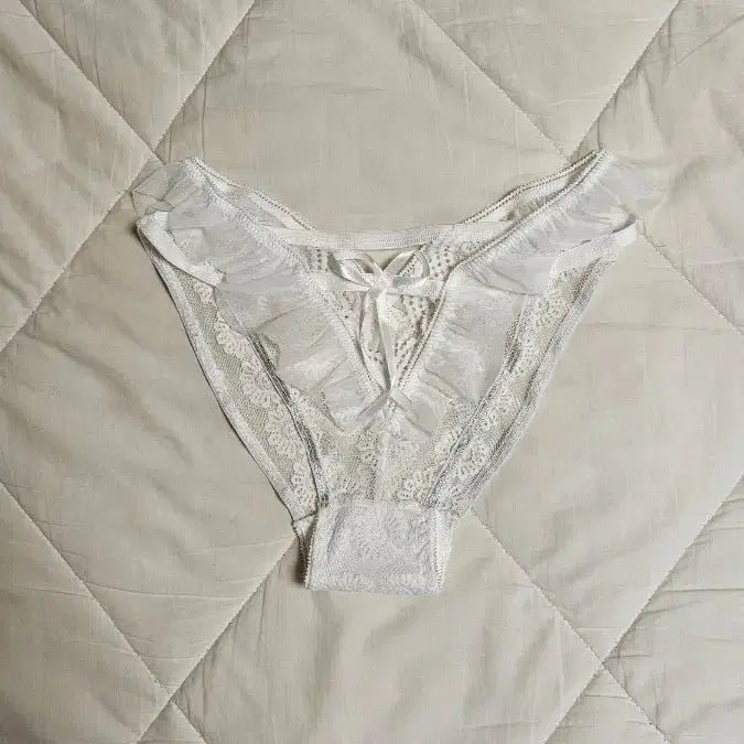 [BUNJANG] Women's White Ruffle Edge Lace Panties (Used) / 화이트 러플 엣지 레이스 팬티 여성 속옷 중고
