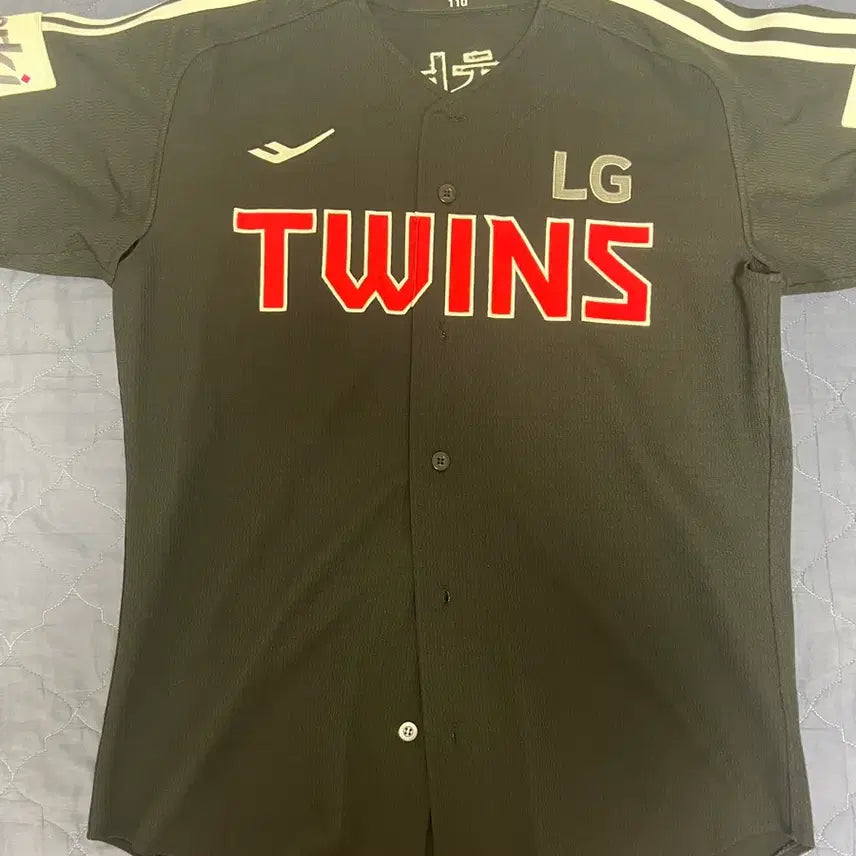 [BUNJANG] LG Twins Hong Chang-ki Authentic Away Jersey (2023 Season) Size 110 / LG 홍창기 자수마킹 어센틱 원정 유니폼(2023시즌) 110사이즈