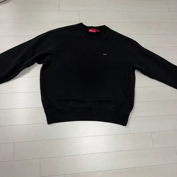 [BUNJANG] Supreme Small Box Crewneck M Size / 슈프림 스몰 박스 크루넥 M 사이즈 25년도   상태 9.5/10  상태 너무 좋게 보관중이에요  사진 찍고 절대 안입습니다