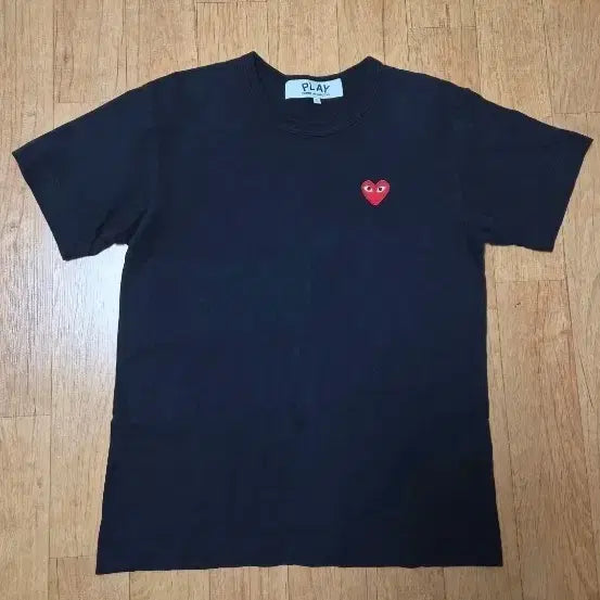 [BUNJANG] Comme des Garçons Red Heart Logo Appliqué Black Short Sleeve T-Shirt / (Japan 정품/새옷수준) 꼼데가르송 레드 하트 로고 와펜 로고 블랙  반팔티셔츠, 실제100