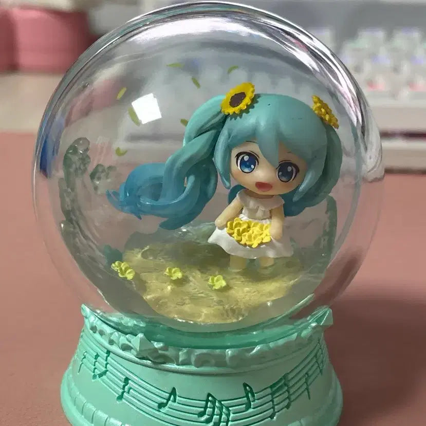 [BUNJANG] Hatsune Miku Snow Globe Summer Figure / 미쿠 리멘트 스노우볼 여름 피규어 하츠네미쿠