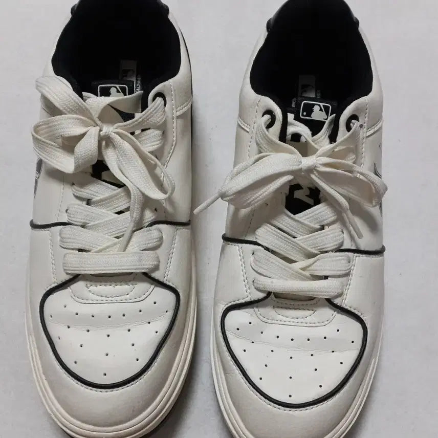[BUNJANG] MLB New York Yankees Sneakers White/Black 290 / MLB 뉴욕 양키스 스니커즈 화이트/블랙 색상290