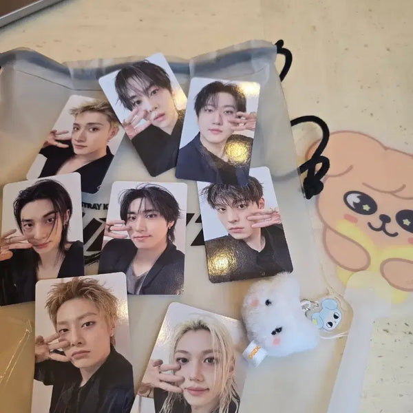 [BUNJANG] Stray Kids Run It Concert Entrance Gift Photocard Set, Bbajak Fan, Jiniret Doll / 스키즈 런잇 중콘 콘서트 입장기프트 포토카드 세트 퍼핌부채 지니렛인형