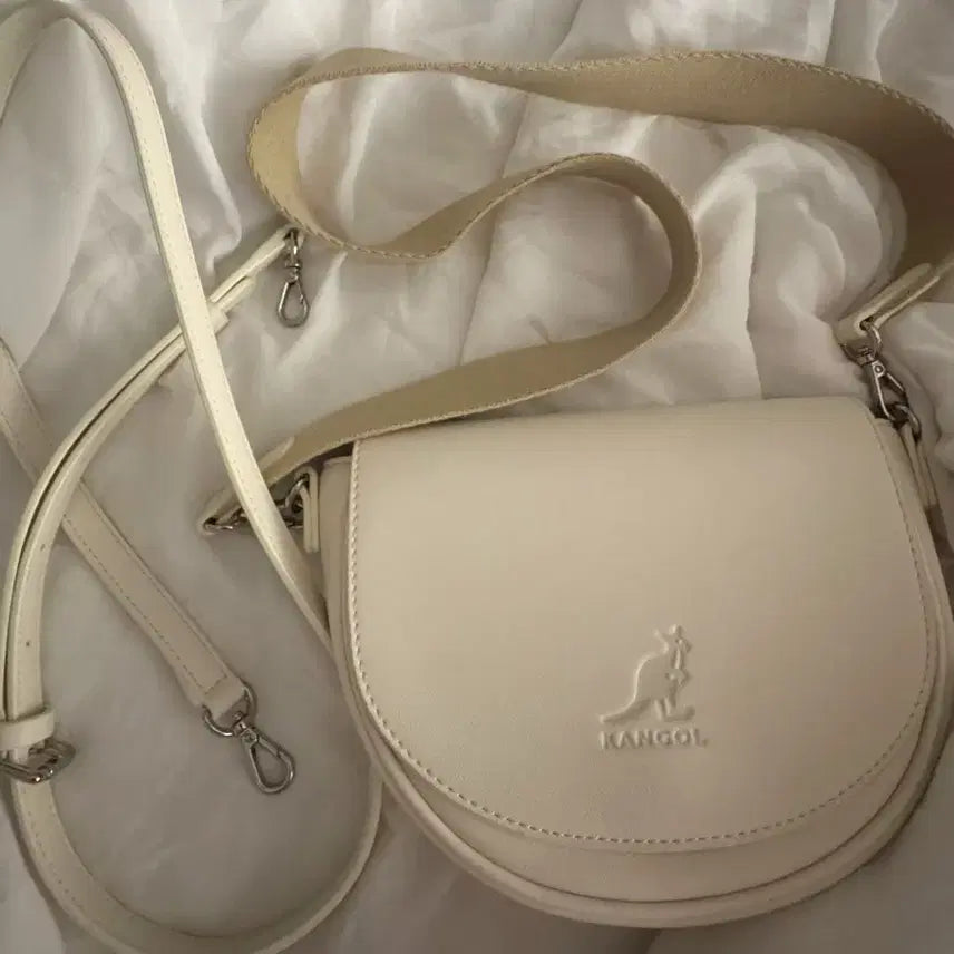 [BUNJANG] Kangol Luna Half Moon Crossbody Bag Ivory / 캉골 루나 하프문 크로스백 아이보리