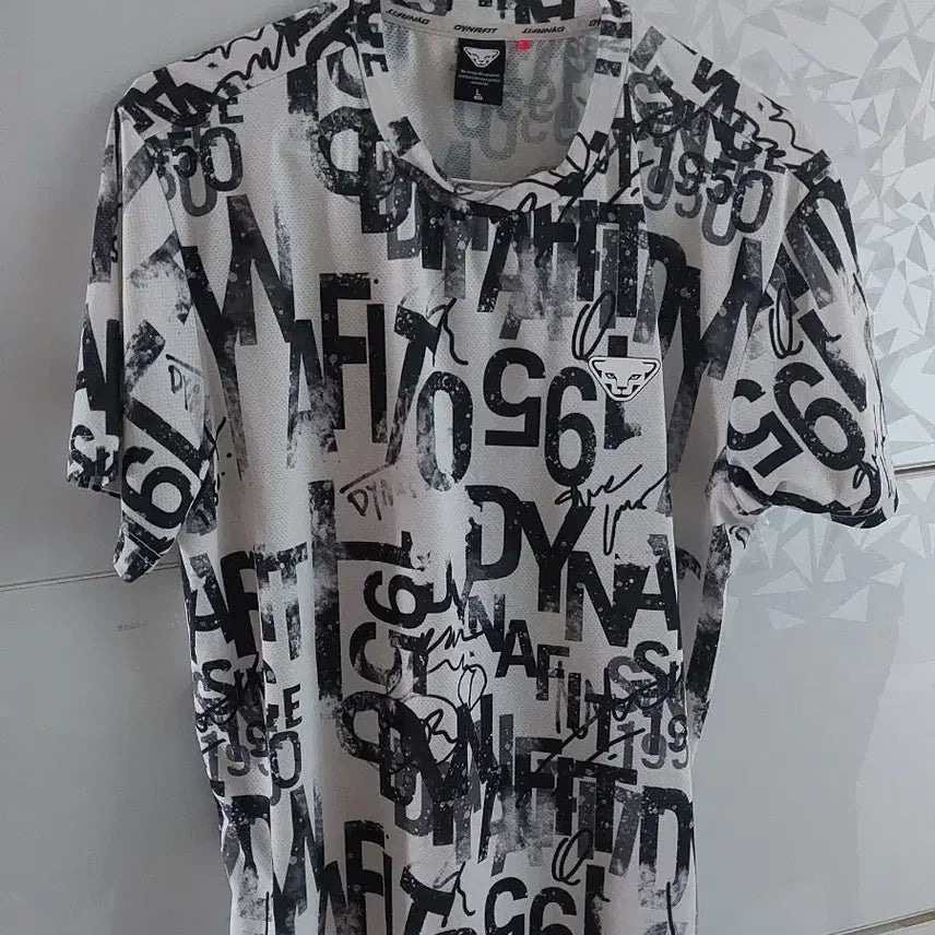 [BUNJANG] Dynafit Short Sleeve T-Shirt White Black Lettering / 다이나핏 반팔 티셔츠 화이트 블랙 레터링