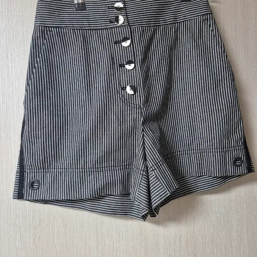[BUNJANG] Lucky Chouette Striped High-Waisted Shorts Size 36 / 럭키슈에뜨 스트라이프 숏팬츠 하이웨스트 36