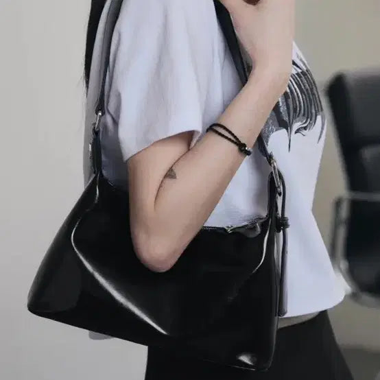 [BUNJANG] LEATHERY Fuse Glossy Compact Shoulder Bag Black + Keyring / LEATHERY 퓨즈 글로시 컴팩트 숄더백 블랙 +키링