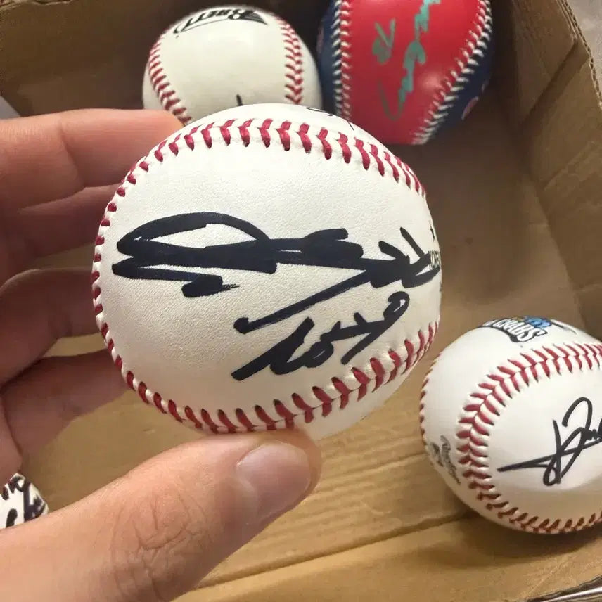 [BUNJANG] Doosan Bears Yoo Hee-kwan Signed Official Baseball / 두산 베어스 유희관 공인구 친필 싸인볼