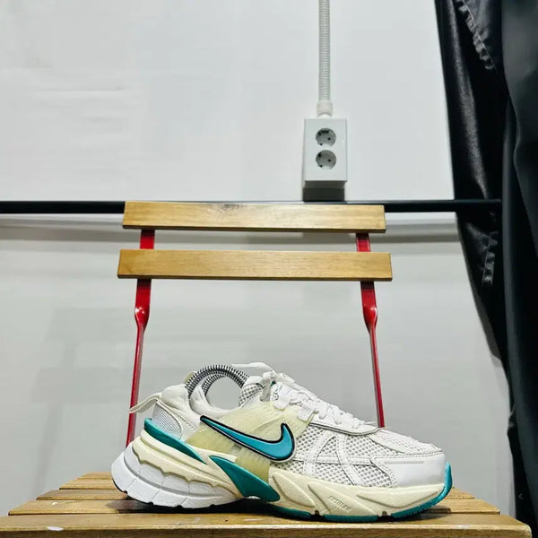 [BUNJANG] Nike V2K Metallic Running Shoes Women / 230) 나이키 운동화 여성 여자 신발 V2K 메탈릭 런