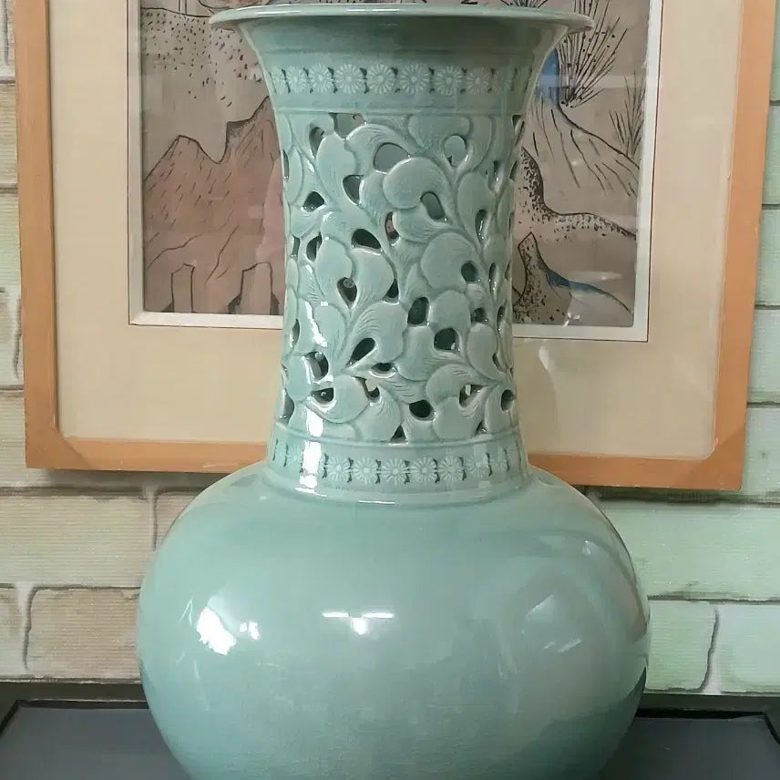 [BUNJANG] Ye Jin Han Ki Woong Celadon Porcelain Vase with Floral Cutout Design / 도자기 꽃문양 투각 화병.예진 한기웅
