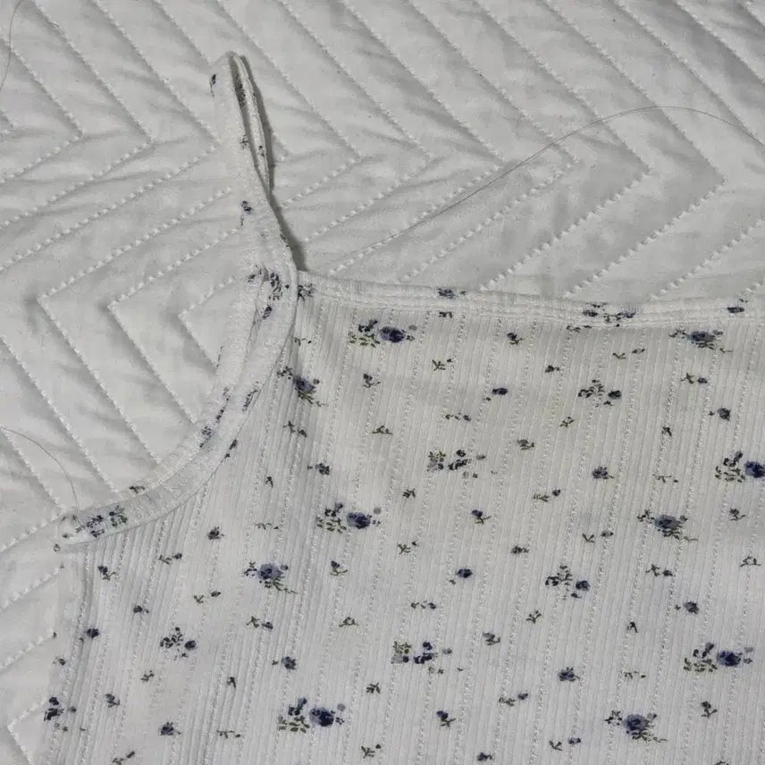 [BUNJANG] Minipoe Blueberry Floral Sleeveless Top / 미니포에 블루베리 애즈온 잔꽃 플라워 나시 슬리브리스