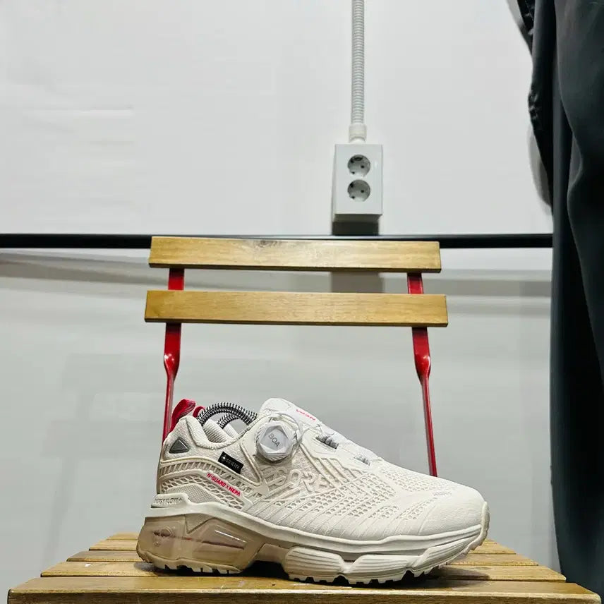 [BUNJANG] NEPA High Flow Cushion Gore-Tex Trekking Shoes - Women's Ivory / 240) 네파 트레킹화 여성 여자 하이플로우 쿠시 고어텍스 아이보리
