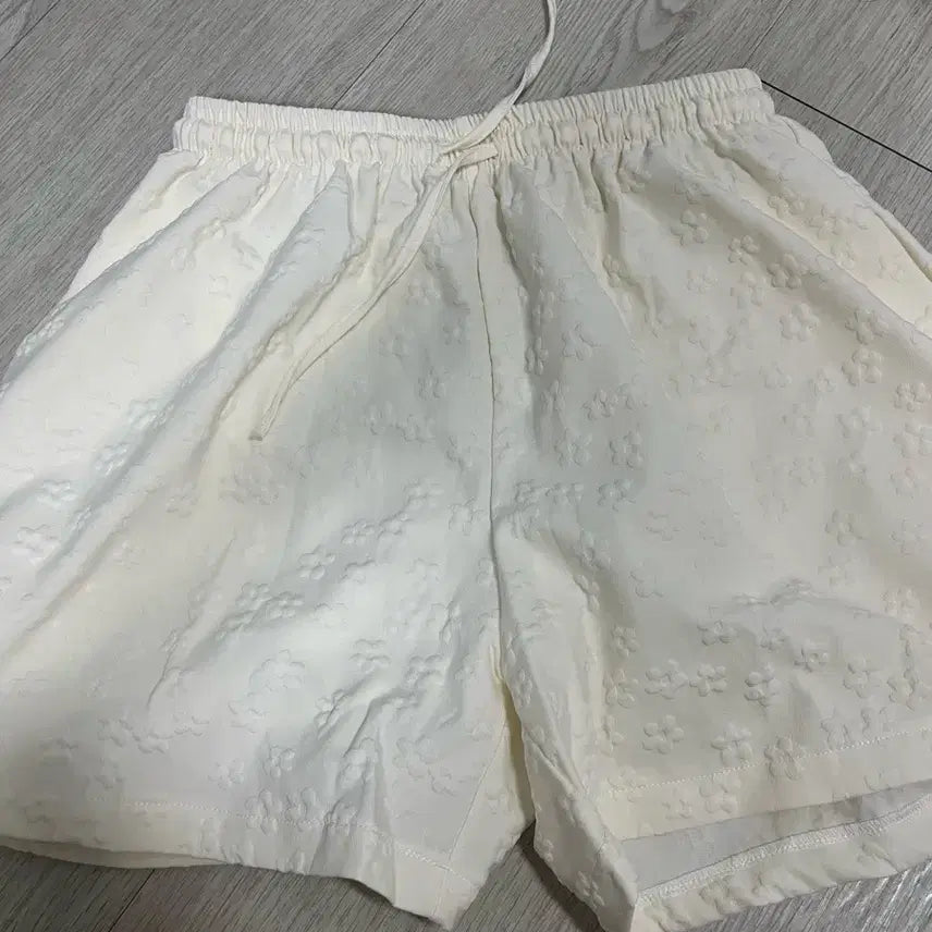 [BUNJANG] Flower Embossing Bending Shorts / 플라워 엠보 밴딩 숏츠 반바지 새상품 판매